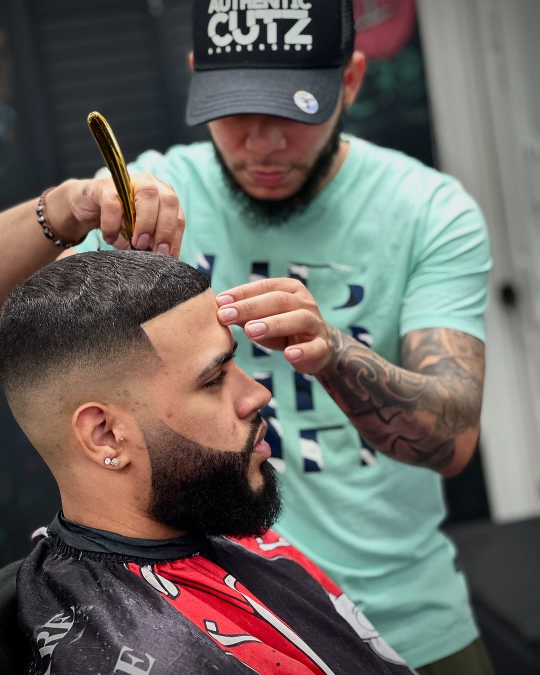 Barber finishing a crisp lineup with a straight razor at Authentic Cutz Barbershop